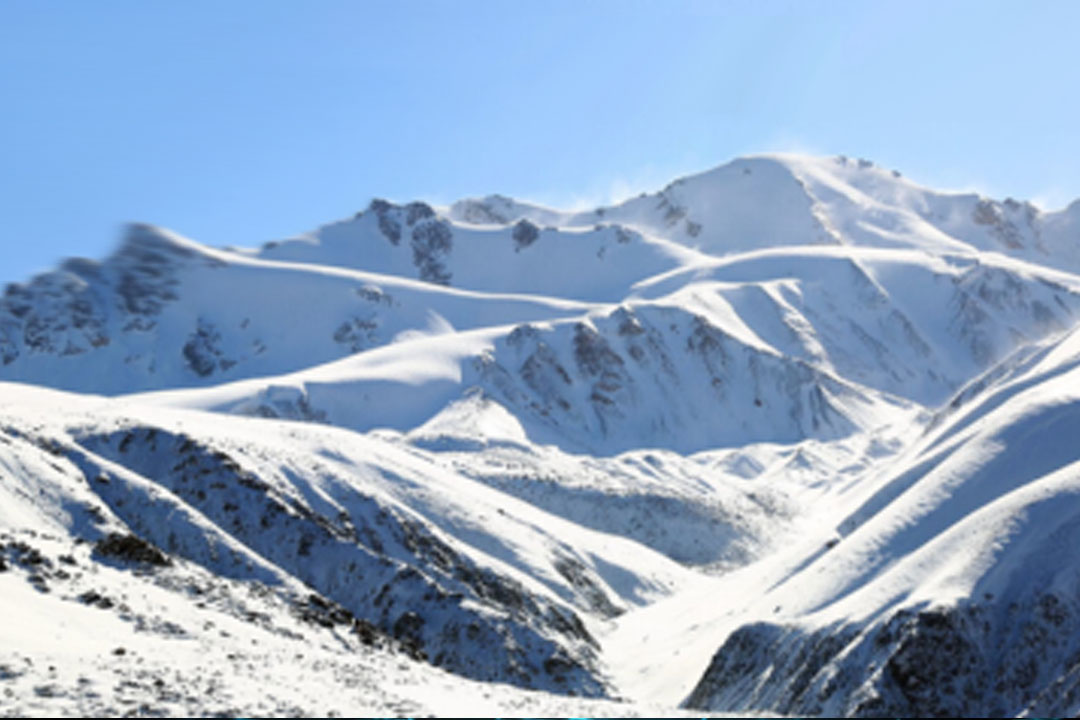 A bateria de longa duração protege o alpinista para desafiar o pico de neve de Gangska